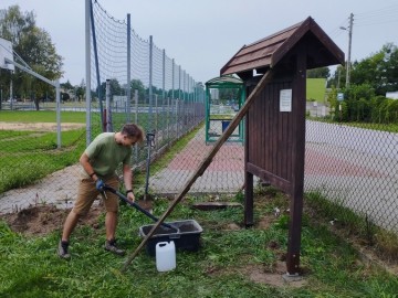 ponowny montaz tablicy informacyjnej w dobrej, 